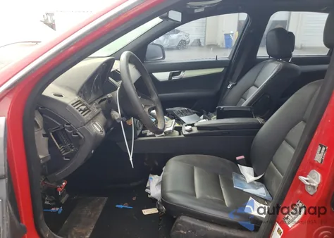 2009 Mercedes-Benz C 300 z USA, uszkodzony, nr VIN WDDGF54X69R072286